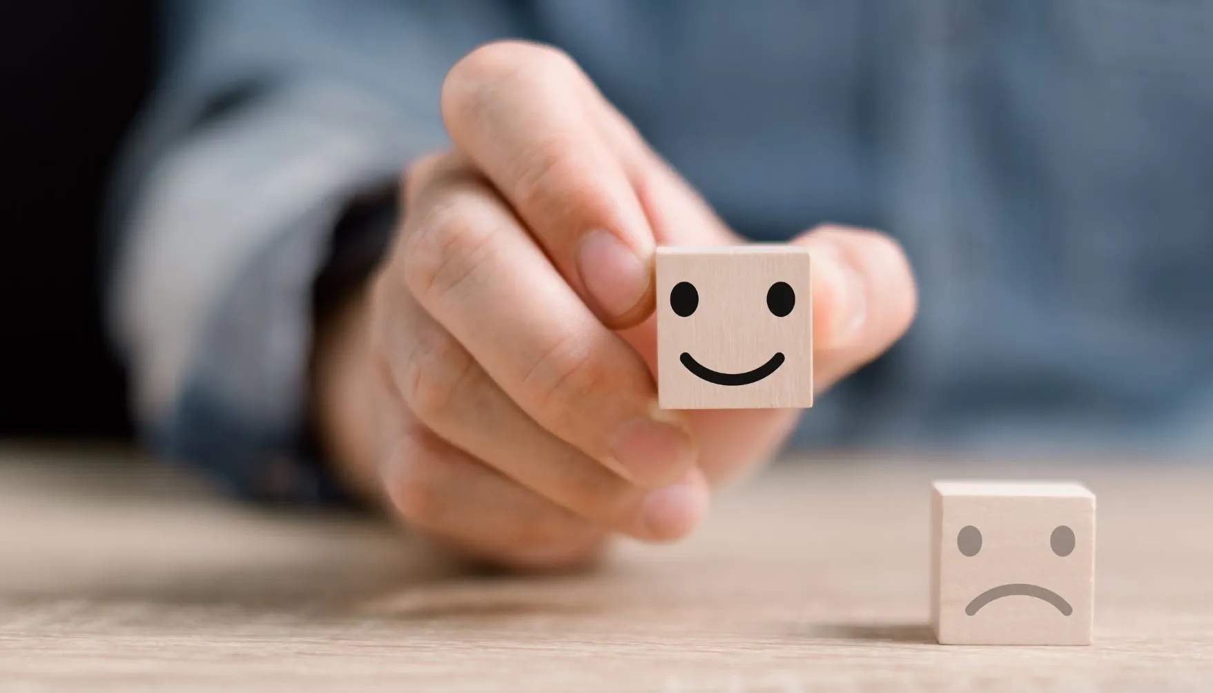cara sonriente en cubo de madera