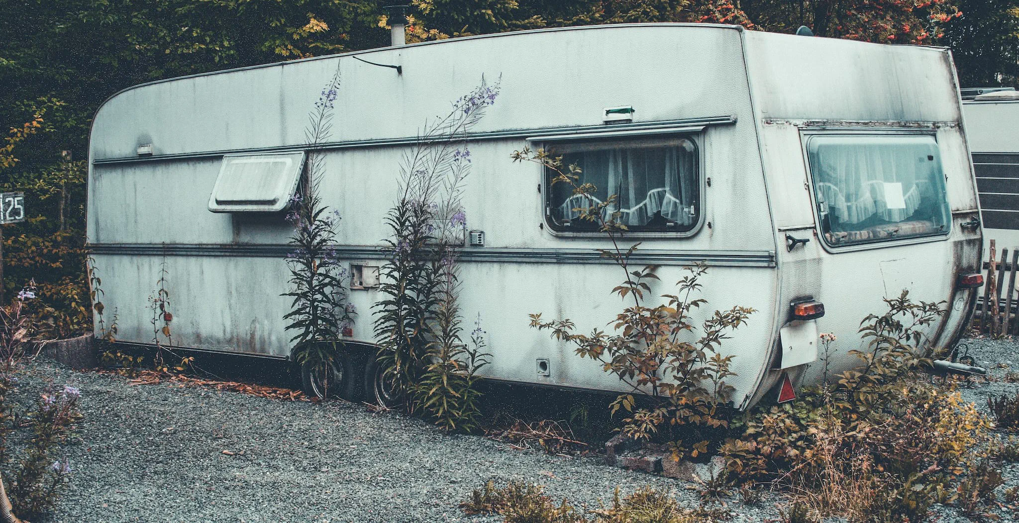 Una caravana abandonada