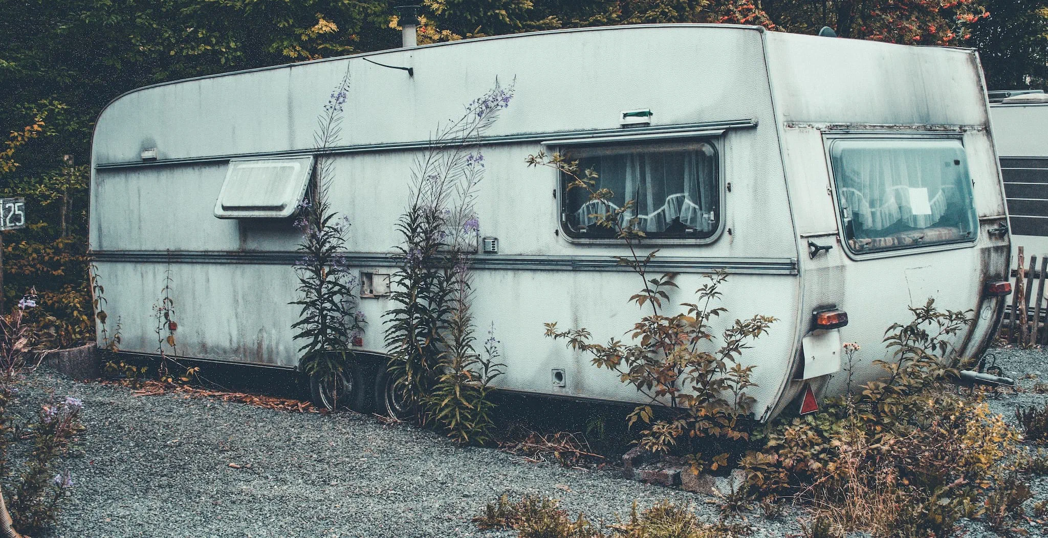 Una caravana abandonada